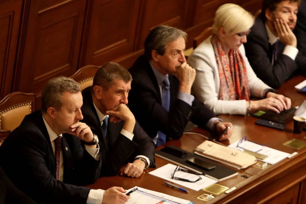 Governo tcheco renuncia após não obter voto de confiança