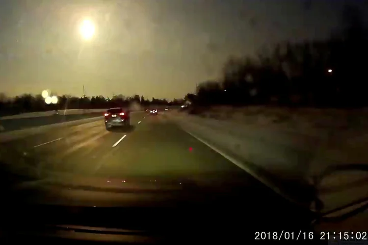 USGS confirmou que a origem do tremor foi a queda de um meteorito que foi "visto e ouvido" na área de Detroit (Youtube Mike Austin/Reuters)