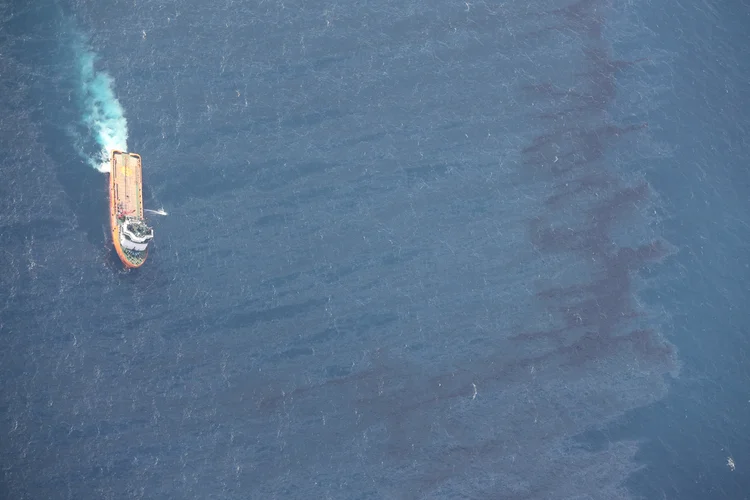 Navios coletaram 31 amostras da água na área em torno do naufrágio contendo graxa negra com intenso odor de petróleo (Foto/Reuters)