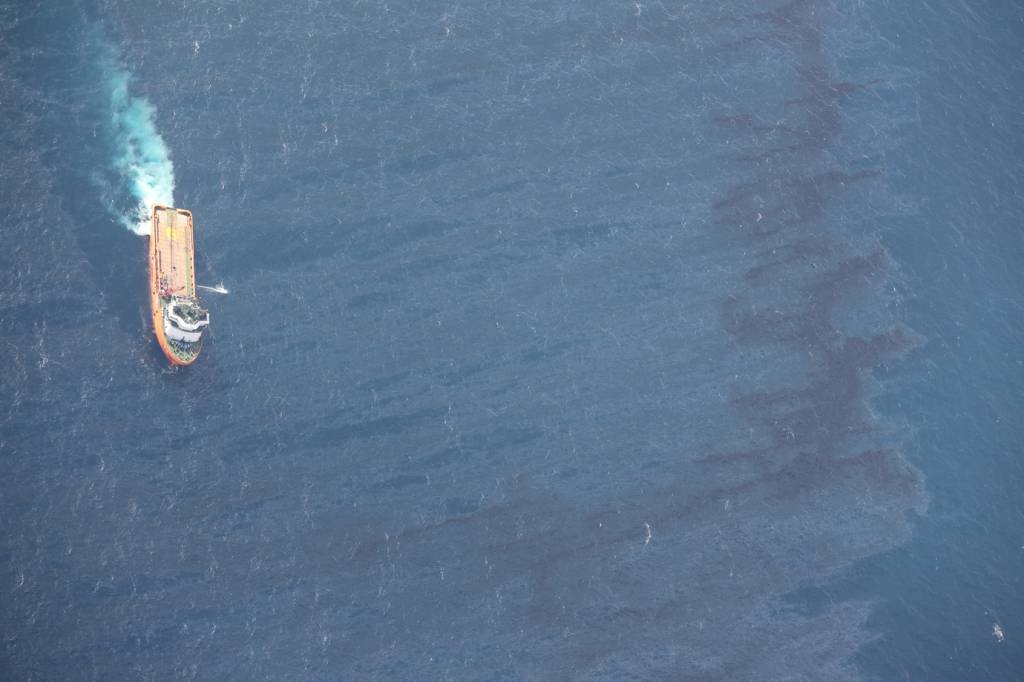 Navios coletaram 31 amostras da água na área em torno do naufrágio contendo graxa negra com intenso odor de petróleo (Reuters/Foto)