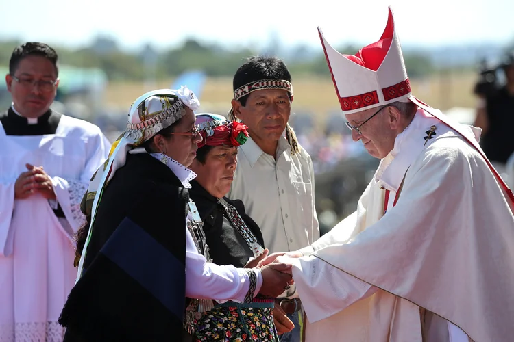 Papa: "essa celebração a oferecemos a todos os que sofreram e morreram e a todos que carregam todos os dias nos ombros o peso de tantas injustiças" (Alessandro Bianchi/Reuters)