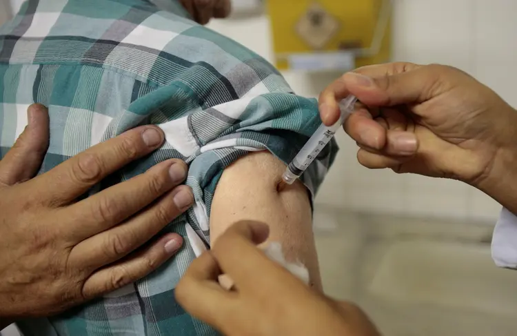 Vacina: na dose fracionada, é aplicado 0,1 mililitro em cada pessoa, com capacidade de imunização de 8 anos (Leonardo Benassatto/Reuters)