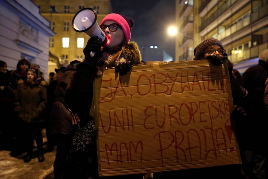 Mulheres protestam na Polônia para defender direito ao aborto