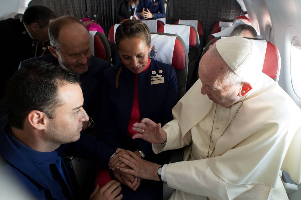 Papa celebra primeiro casamento a bordo do avião papal
