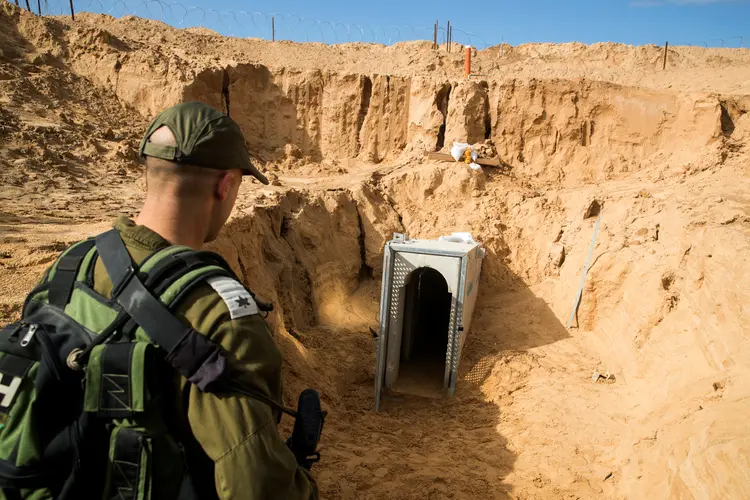 Grande estrutura dotada de sensores busca evitar as infiltrações a partir do território palestino (Jack Guez/Reuters)