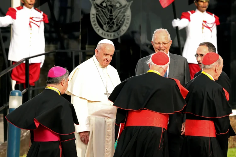 Francisco e Kuczynski caminharam sorridentes pelo tapete vermelho conversando animadamente (Mariana Bazo/Reuters)