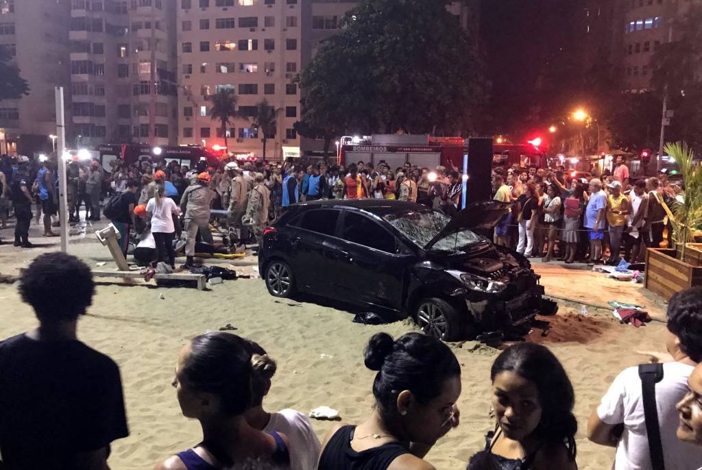 Carro invade calçadão de Copacabana, fere 16 e mata bebê