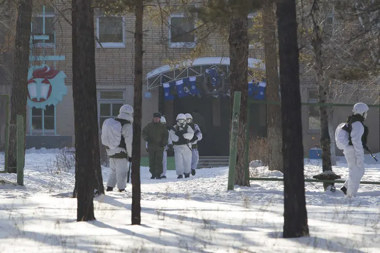 Ataque em escola da Rússia: autoridades trabalham para esclarecer os motivos do agressor e as circunstâncias do ataque (Anna Ogorodnik/Reuters)