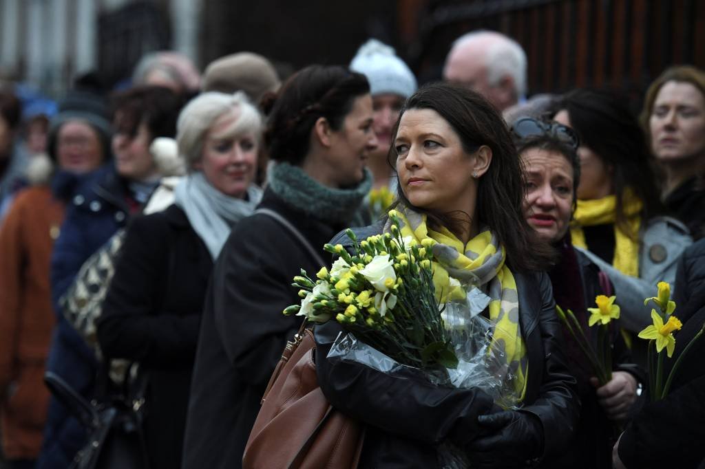 Milhares de pessoas homenageiam Dolores O'Riordan