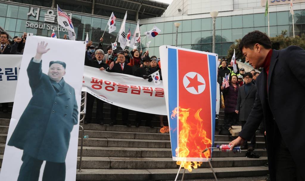 Foto de Kim Jong Un é queimada em protesto em Seul