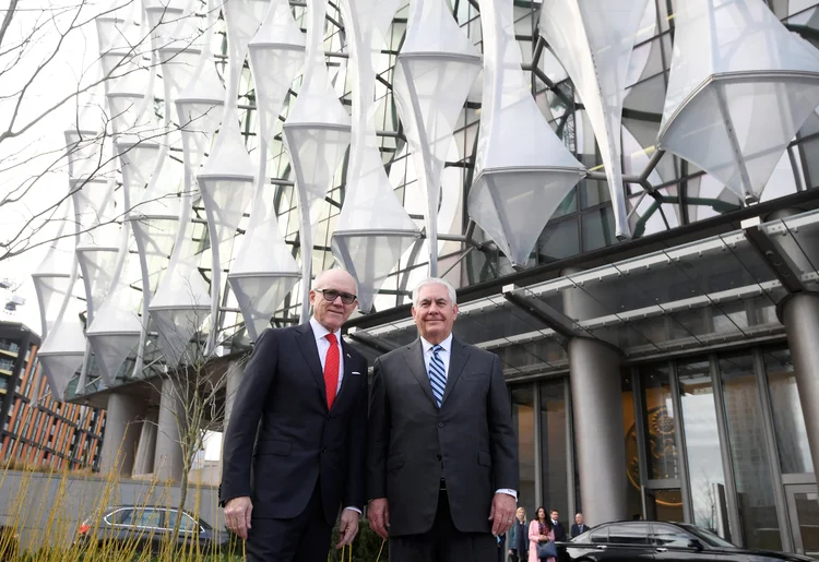 Rex Tillerson e Woody Johnson: Tillerson foi recebido pelo embaixador norte-americano, Woody Johnson (Toby Melville/Reuters)