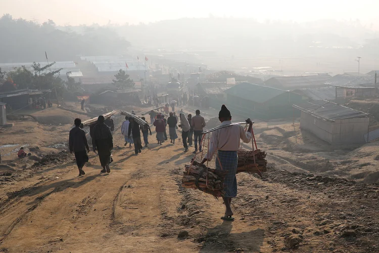 Rohingyas: campos precários de Bangladesh poderão ser atingidos por deslizamentos de terra quando a estação de monções começar (Mohammad Ponir Hossain/Reuters)