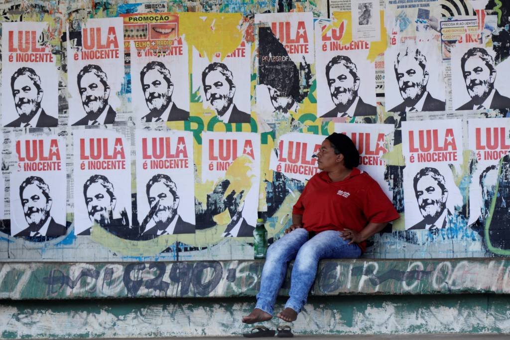 Senadores e deputados estão em ato pró-Lula de Porto Alegre