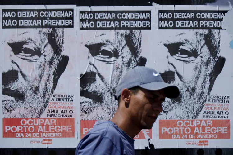 Lula: caminhada passou pelo centro de Porto Alegre e chegou até o anfiteatro Por do Sol (Ueslei Marcelino/Reuters)