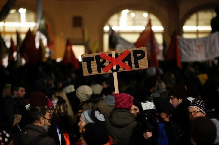 Milhares protestam contra Trump em cidades suíças