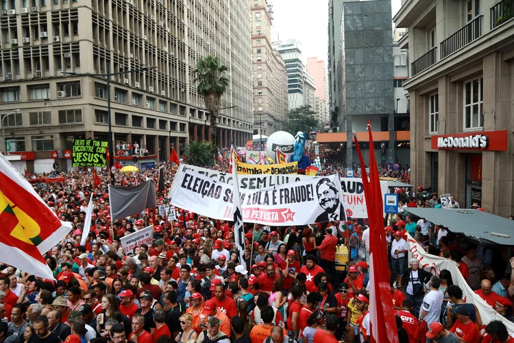 Protesto a favor do ex-presidente Lula antes do julgamento de recurso contra pena de Sérgio Moro (Diego Vara/Reuters)