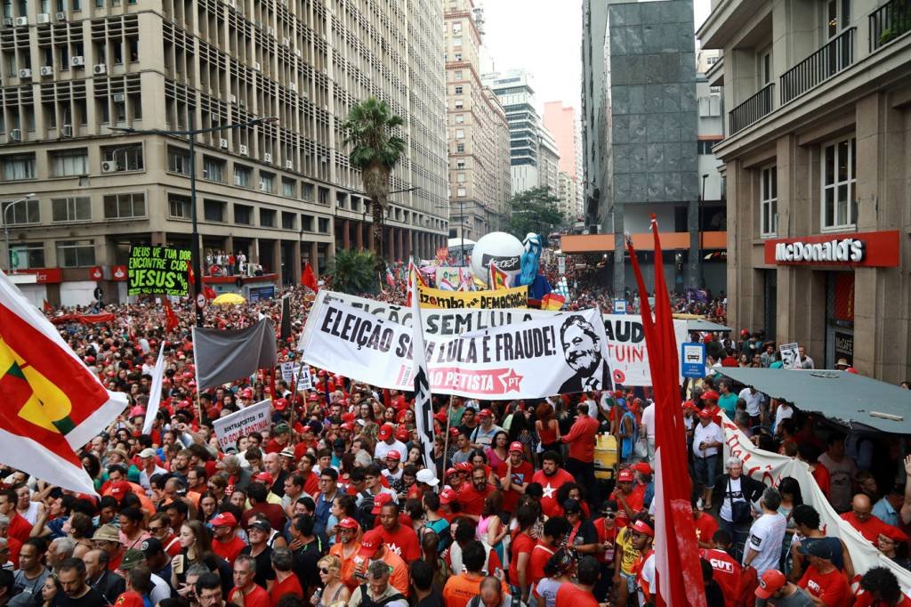 Manifestantes a favor e contra Lula acompanham julgamento