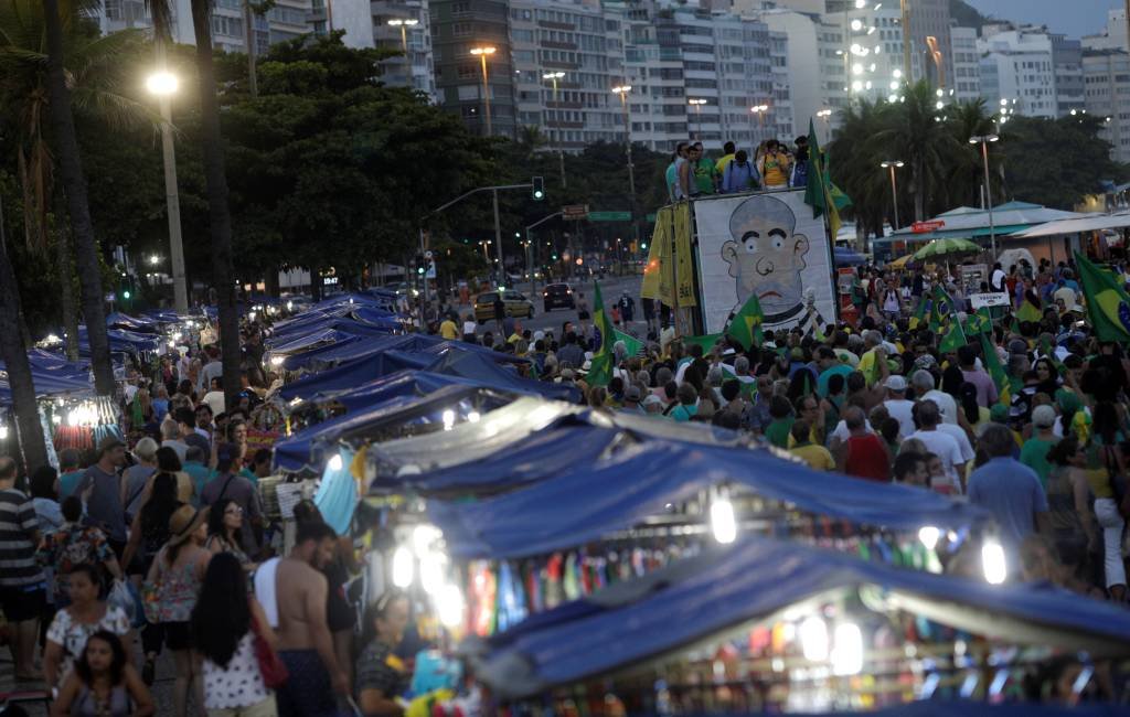 Manifestantes contrários a Lula fazem carreata na zona sul do Rio