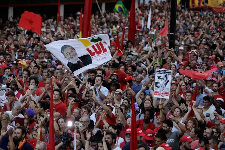 Manifestações: "Os jornalistas brasileiros são vítimas da indignação dos manifestantes que os associam à postura editorial dos veículos para os quais trabalham" (Paulo Whitaker/Reuters)