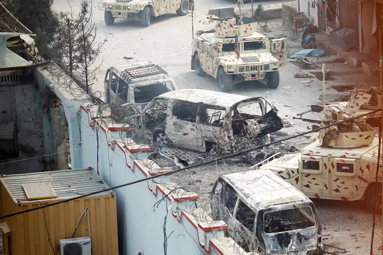 Veículos danificados após explosão: terrorista dirigia uma ambulância cheia de explosivos e conseguiu passar por um ponto de controle (Parwiz/Reuters)