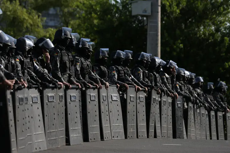 Policiais em Porto Alegre: Exército reforçou que homens de prontidão são apenas uma medida preventiva, para evitar surpresas (Paulo Whitaker/Reuters)