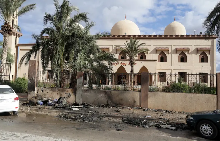 Ataque em mesquita na Líbia: os atacantes explodiram dois carros em um intervalo de 30 minutos (Esam Omran Al-Fetori/Reuters)