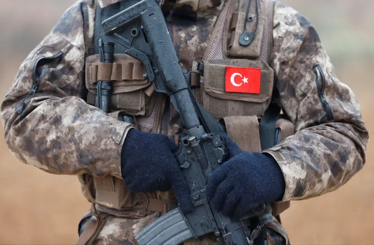 Soldado da Turquia: Washington se apoia nas YPG para lutar contra o grupo Estado Islâmico (Osman Orsal/Reuters)