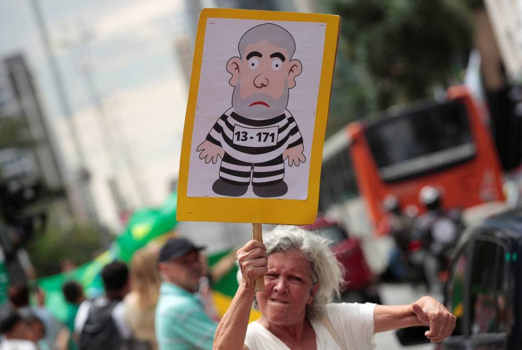 Grupos anti-PT usam som e "Pixuleco" em protesto na Paulista