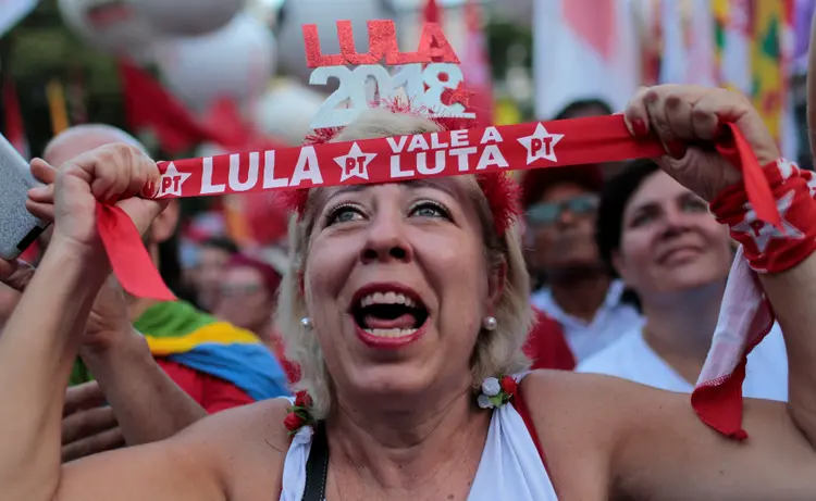 Apoiadora de Lula: nas simulações para o segundo turno, o petista venceria todos os concorrentes (Leonardo Benassatto/Reuters)