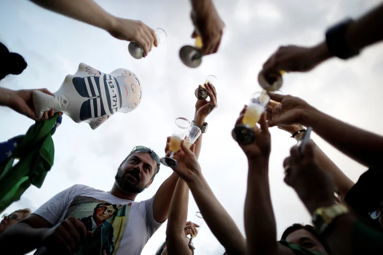 Manifestantes contra Lula comemoram resultado do julgamento no TRF4, em Brasília (Ueslei Marcelino/Reuters)