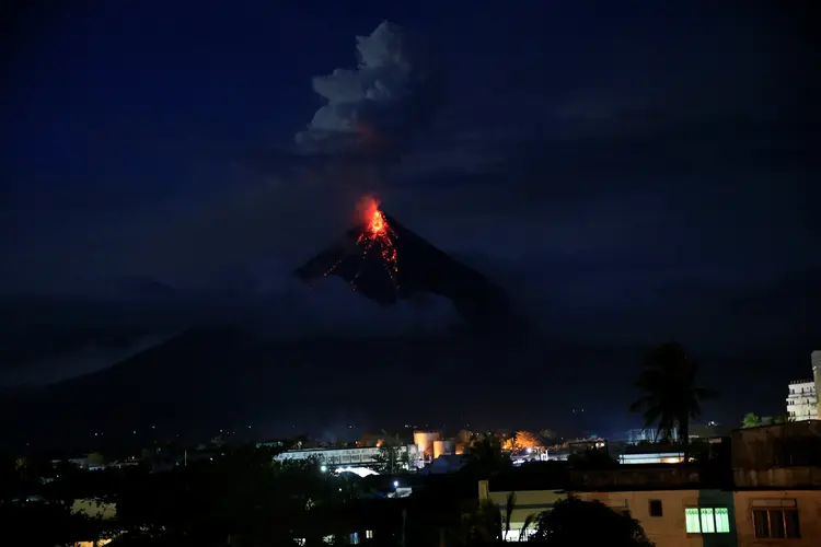 Vulcão Mayon: 77.270 pessoas tiveram que deixar suas casas para ser realojadas em 60 refúgios provisórios da região (Romeo Ranoco/Reuters)