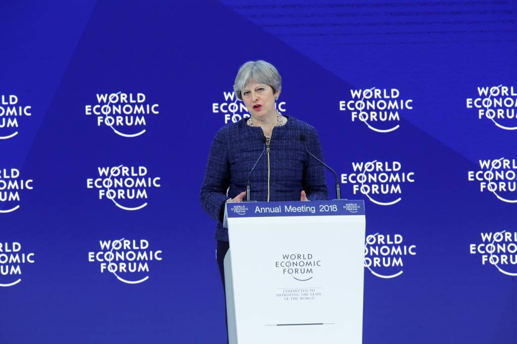 Theresa May pede em Davos mais ações a favor do livre-comércio