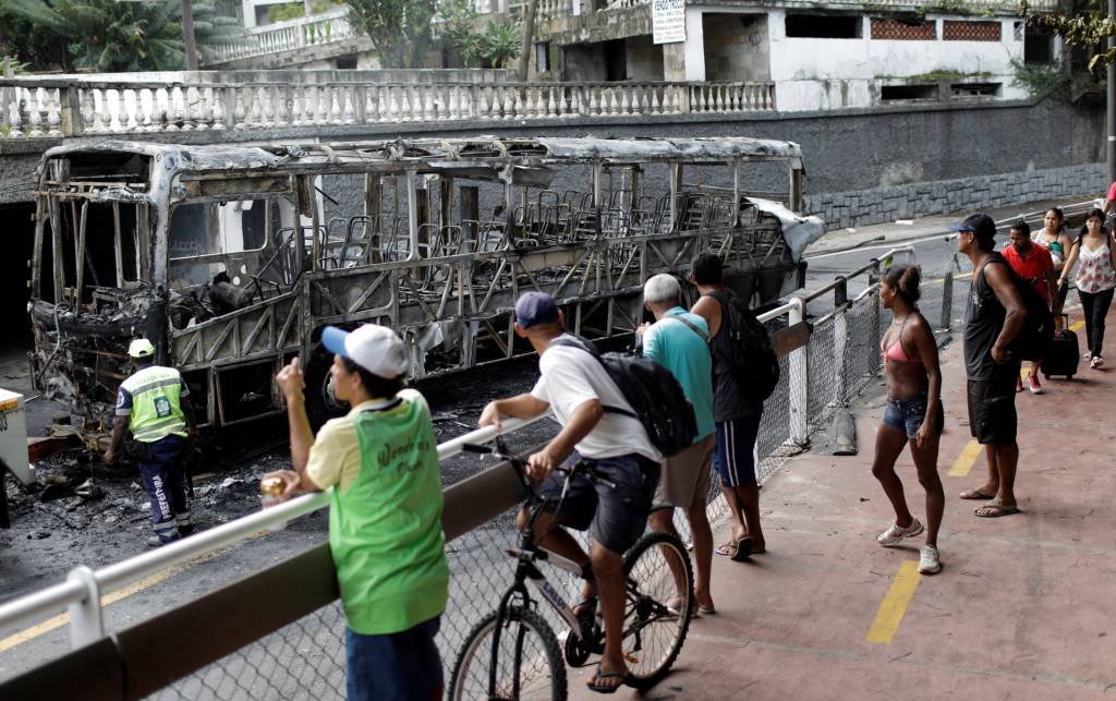 Ônibus é incendiado na favela do Vidigal, no Rio
