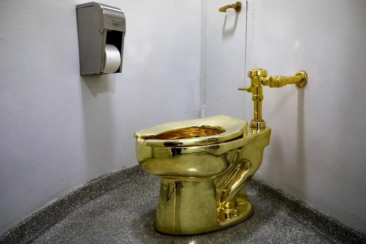 Obra "America", de Maurizio Cattelan: a diretora artística do museu, Nancy Spector, negou o pedido e disse que havia outra obra disponível (Brendan McDermid/Reuters)