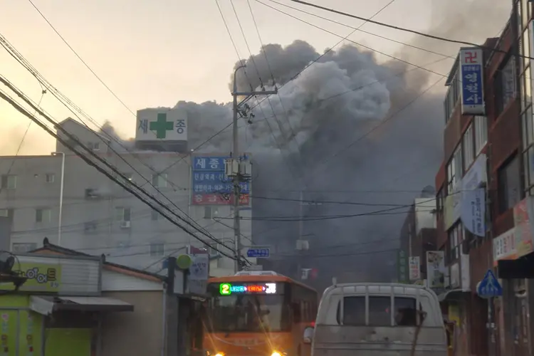 Incêndio na Coreia do Sul: vítimas teriam morrido por inalação de fumaça, segundo explicaram os bombeiros locais (Foto/Reuters)
