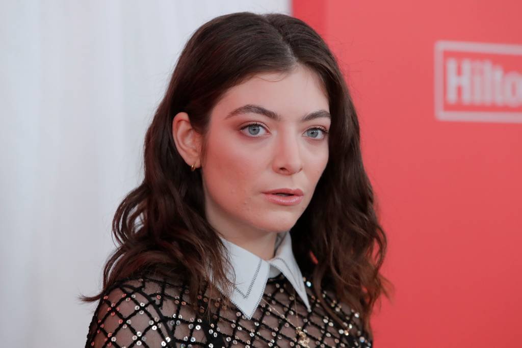 No Grammy, Lorde protesta contra assédio com poema em vestido
