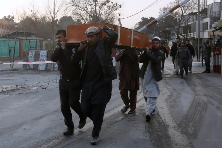 Homens carregam o corpo de uma vítima da explosão de uma ambulância em Cabul, no Afeganistão (REUTERS/Omar Sobhani/Reuters)