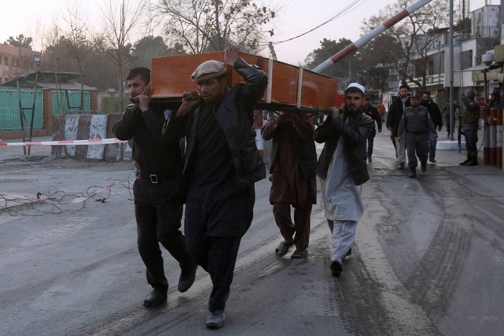 Número de mortos em explosão de Cabul sobe para 95