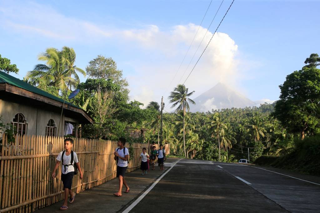 Vulcão filipino baixa atividade, mas evacuados chegam a 80 mil