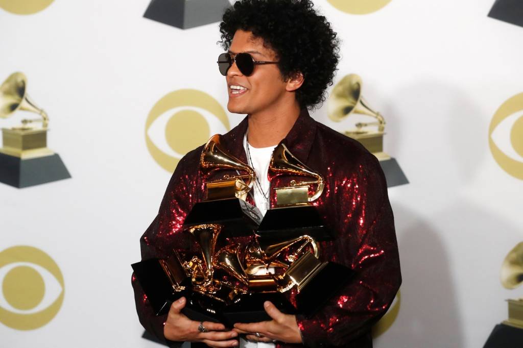 Bruno Mars surpreende e domina o Grammy 2018