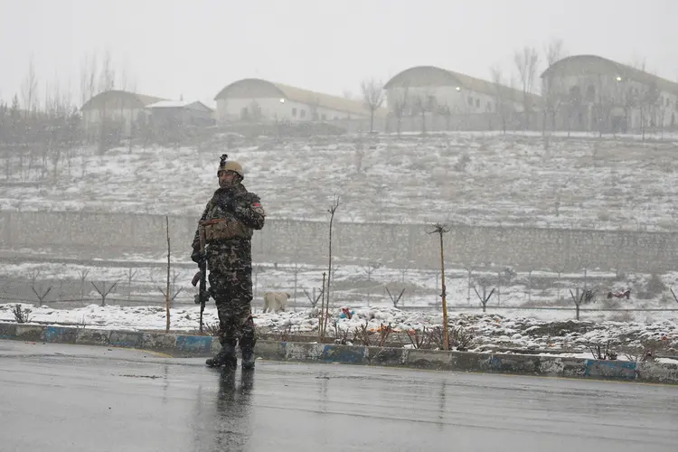 Exército afegão: dois suicidas morreram ao detonar os explosivos que levavam atados em seus corpos e outros dois foram abatidos pelas forças de segurança (Omar Sobhani/Reuters)