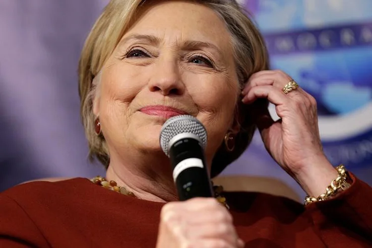 Hillary Clinton, que perdeu a eleição de 2016 para Trump, leu um trecho do livro sobre os hábitos alimentares do presidente (Joshua Roberts/Reuters)