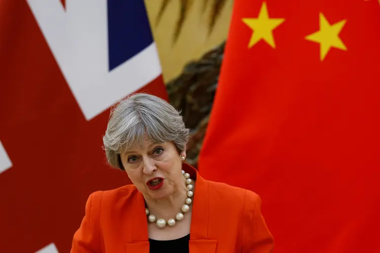 Theresa May: estreitar os laços com a China se tornou mais urgente depois que o Reino Unido escolheu sair da União Europeia (Andy Wong/Reuters)