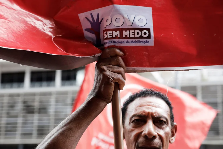 Protesto: o protesto começou por volta das 16h e permaneceu na via até o início da noite (Nacho Doce/Reuters)