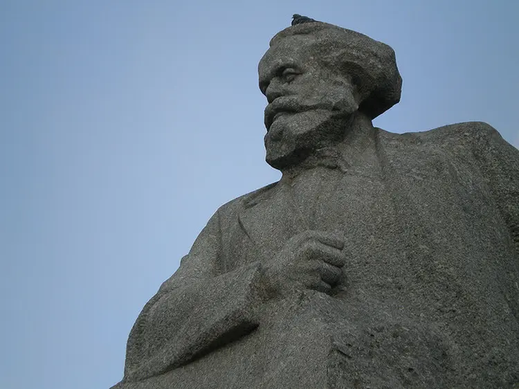 ESTÁTUA DE MARX NA FRENTE DO TEATRO BOLSHOI, EM MOSCOU: apesar de decisão de retirá-la, monumento segue firme no local / Justin Masterson