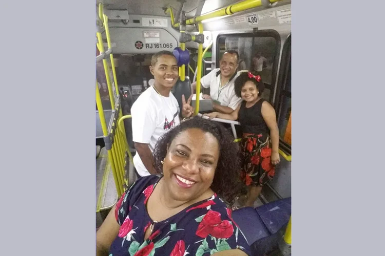 Foto viralizou e muitas pessoas elogiaram a atitude e a união da família (Cristiane do Cesar/Facebook/Reprodução)
