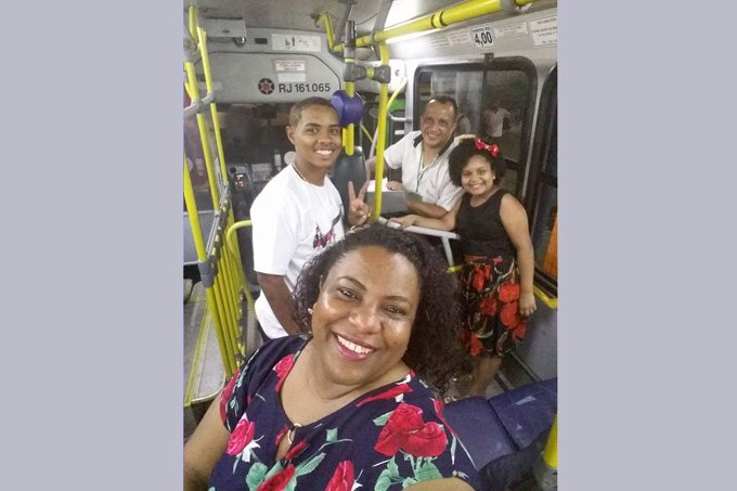 Família passa Ano Novo em ônibus para acompanhar pai cobrador