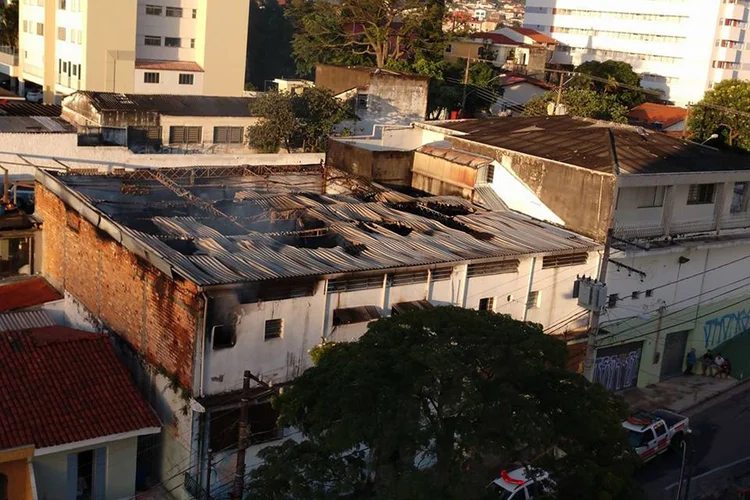 Diretoria da Acadêmicos do Tucuruvi admitiu que será muito difícil refazer todo o material destruído pelas chamas (Facebook/Reprodução)