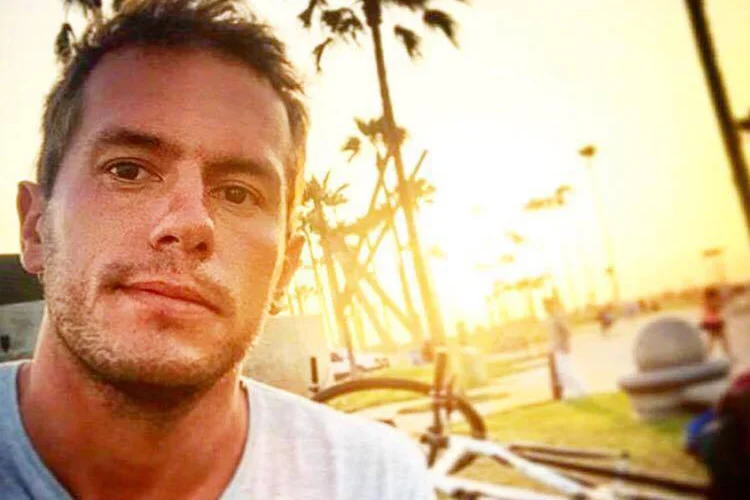 Jonatan Diniz: "Jonatan aparece na Califórnia, e sua postura arrogante e triunfalista se assemelha a de um psicopata", diz o texto do MBL (Facebook/Reprodução)