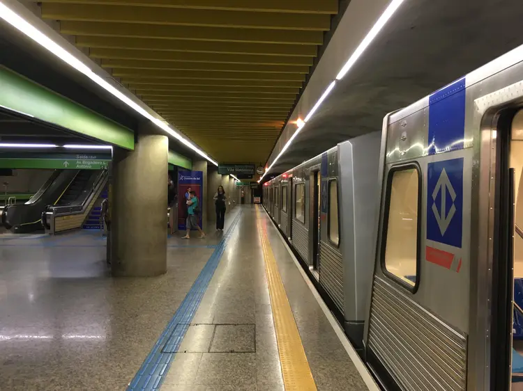 Metrô de São Paulo: O homem foi retirado do vagão por seguranças (Nicolas Gunkel/Site Exame)